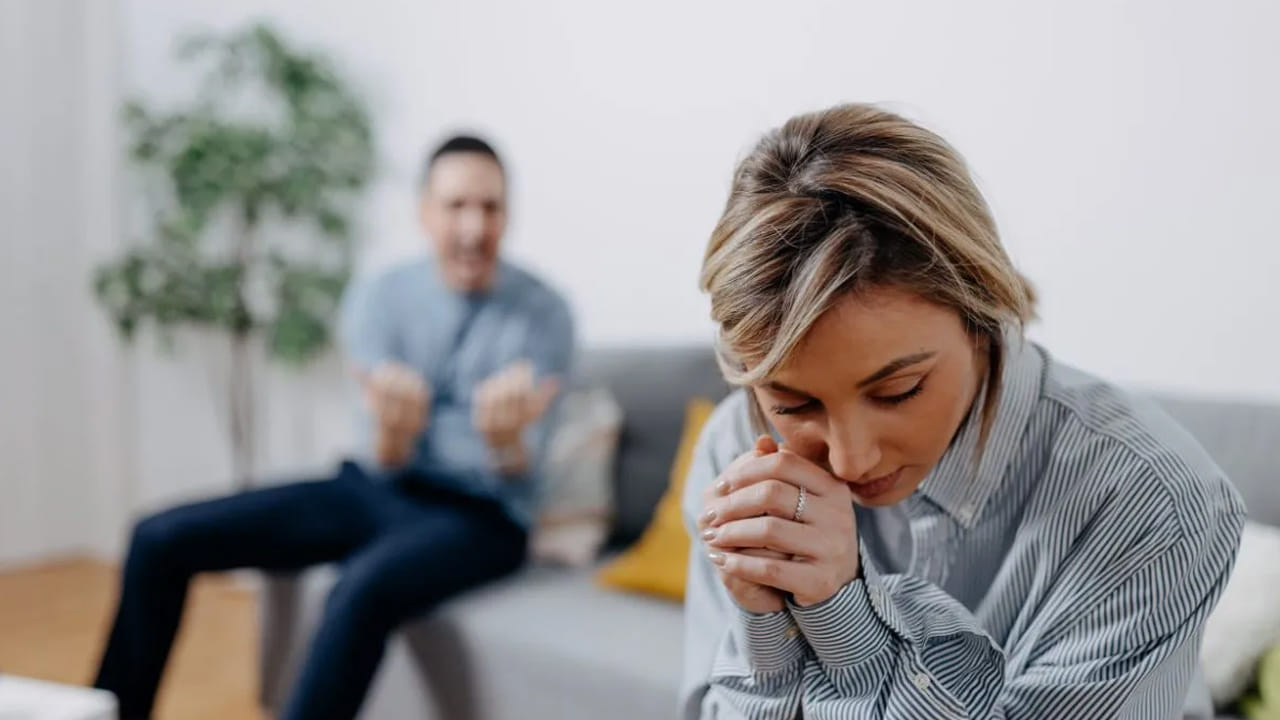 ఏ ఇంటిలోనైతే వాస్తు దోషాలు ఉంటాయో, ఆ ఇంటి లోపల భార్య భర్తల మధ్య నిరంతరం గొడవలు ఉండటం, సంబంధంలో చీలికలు ఏర్పడటం జరుగుతుందంట. అంతే కాకుండా ఇంటిలో ప్రతి కూల శక్తి ఎక్కువ అవుతుంది.