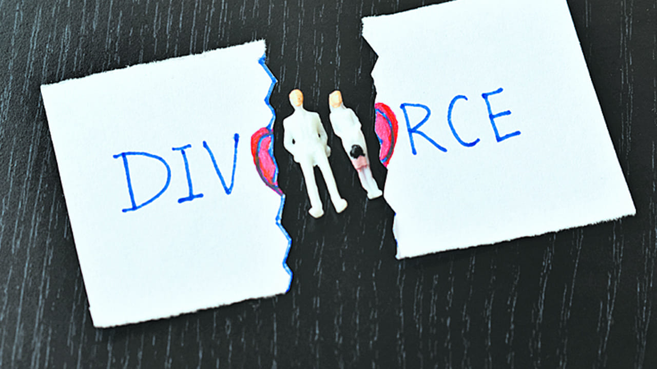 ఇది దంపతులు మధ్య నిరంతరం మానసిక ఒత్తిడి, తగాదాలు, అపార్థాలు, సంబంధ సమస్యలకు కారణం అవుతుందంట. అంతే కొన్ని సార్లు ఇది విడాకులకు కూడా కారణం అయ్యే ఛాన్స్ ఉందని చెబుతున్నారు వాస్తు శాస్త్ర నిపుణులు. కాగా, ఎలాంటి తప్పులు విడాకులకు కారణం అవుతుందో ఇప్పుడు చూద్దాం.