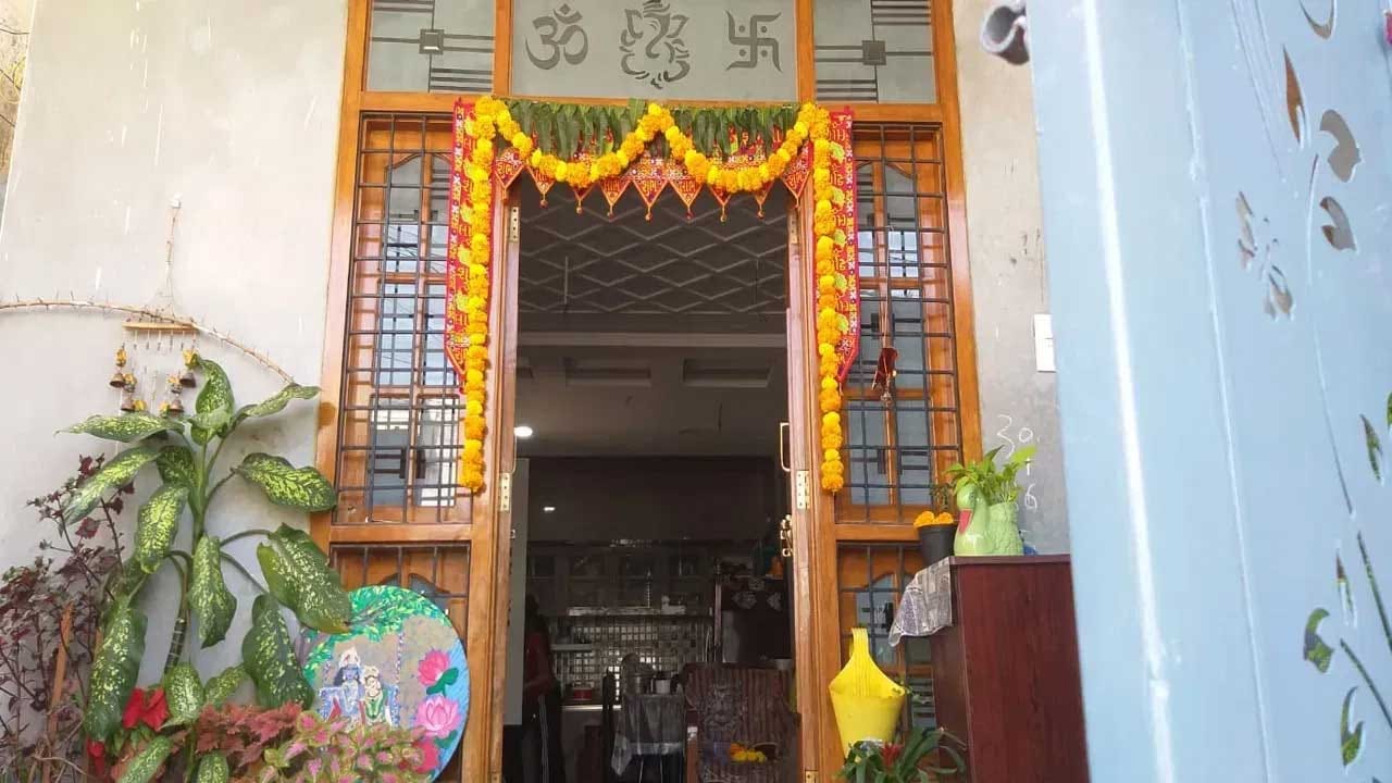 మీ ఇంటిలో ఏదైనా సరిగ్గా లేనప్పుడు దానిని పసిగట్టడానికి మీకు బ్లూ ప్రింట్లు అవసరం లేదు,దిక్సూచితో మీరు దానిని తెలుసుకోవచ్చును. ఒక వేళ మీకు ఇల్లు తప్పుడు దిశలో ఉందని తెలిసినా అలాగే ఉండటం వలన మీ ఇంటిలో ఆర్థిక సమస్యలు, అనారోగ్య సమస్యలు తరచూ ఉంటాయని చెబుతున్నారు వాస్తు శాస్త్ర నిపుణులు.