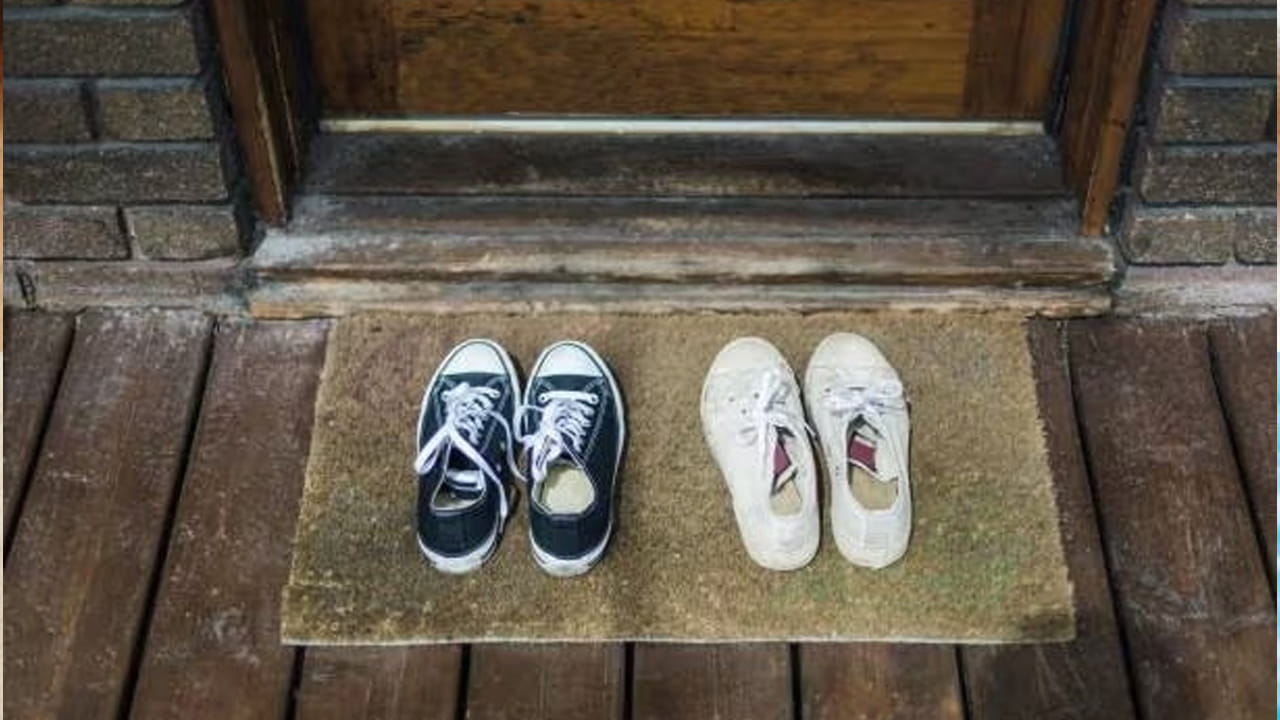 అలాగే ఇంటిలో చెరిగిన లేదా వాడిన పాత బూట్లు ఉండటం కామన్. అయితే వీటిని కొత్త సంవత్సరంలో ఇంటిలో ఉంచుకోకూడదంట. దీని వలన ఇంటిలో పేదరికం పెరిగే ఛాన్స్ ఉంది. అందుకే వీటిని కొత్త ఏడాదిలో ఇంటి నుంచి తొలిగించడం మంచిది.