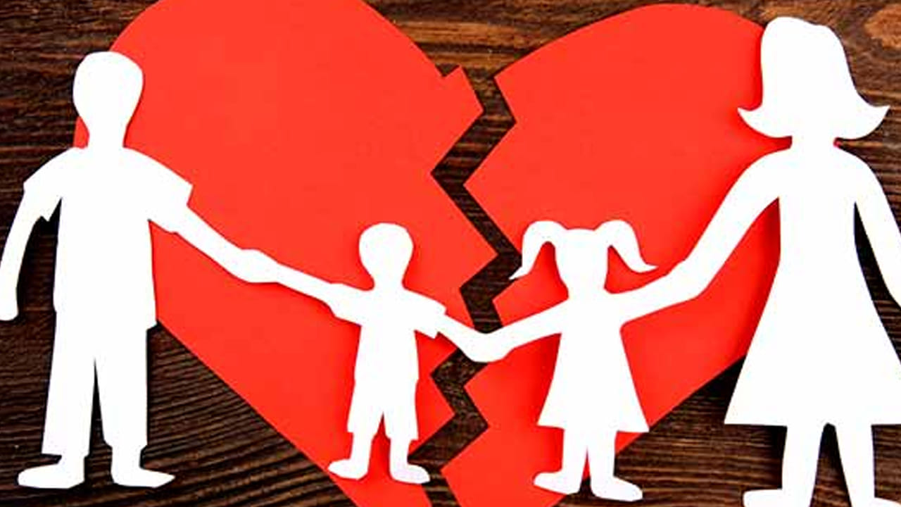 అలాగే దక్షిణం వైపు ఎప్పుడూ కూడా చీకటి ఉండకూడదంట. దక్షిణ దిశ వైపున చీకటి ఉండం వలన ఇది సంబంధాలను ప్రభావితం చేస్తుంది. బంధంలో చీలికలకు కారణం అవుతుందంటా. అంతే కాకుండా దక్షిణం వైపు నీలం లేదా తెలుపు రంగులో పెయింట్ చేయడం వల్ల దంపతుల మధ్య భావాలు పెరుగుతాయని వాస్తు నిపుణులు అంటున్నారు.