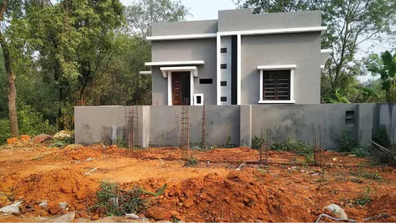 భాద్రపద మాసంలో ఇంటిని నిర్మించుకోవడం వలన పూర్వీకులు బాధపడుతరంట. వారు కోపానికి గురి అవుతారంట. అందువలన ఈ సమయంలో పునాది తీయడం వలన వ్యాపారంలో అడ్డంకులు, కుటుంబంలో సమస్యలు ఎక్కువగా ఉంటాయి. ముఖ్యంగా కుటుంబానికే హాని జరుగుతుందంట.