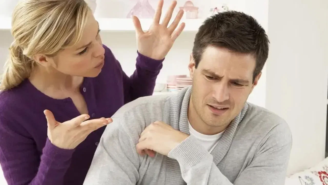 కొంత మంది రాత్రి సమయంలో కుటుంబంతో ఆనందంగా మాట్లాడాల్సింది పోయి, అనవసరమైన గొడవలు సృష్టిస్తారు. అంతే కాకుండా, నెగటివ్‌గా మాట్లాడటం, కుటుంబ సభ్యులతో ప్రతి విషయంలో వాదించడం లాంటిది చేస్తారు. దీని వలన ఇంటిలో మానసిక ఒత్తిడి పెరుగుతుందంట. అలాగే ఇంటిలోపల గొడవలకు కారణం అవుతుందంట.