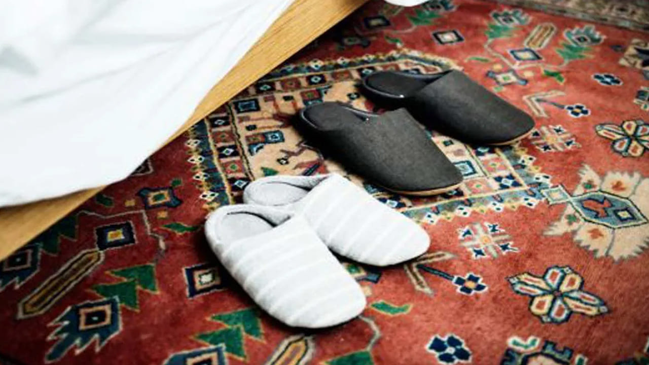 అదే విధంగా కొంత మంది మంచం కింద బూట్లు పెట్టుకుంటారు. అయితే ఇలా చేయడం వలన అనారోగ్య సమస్యలు, ఆర్థిక సమస్యలు తలెత్తుతాయి. అందుకే ఎప్పుడూ కూడా బెడ్స్ కింద చెప్పులు, బూట్లు ఉంచడం మంచిది కాదంట. న్యూ ఇయర్‌లో ఇలాంటి పొరపాటు చేయకుండా జాగ్రత్త పడాలి.