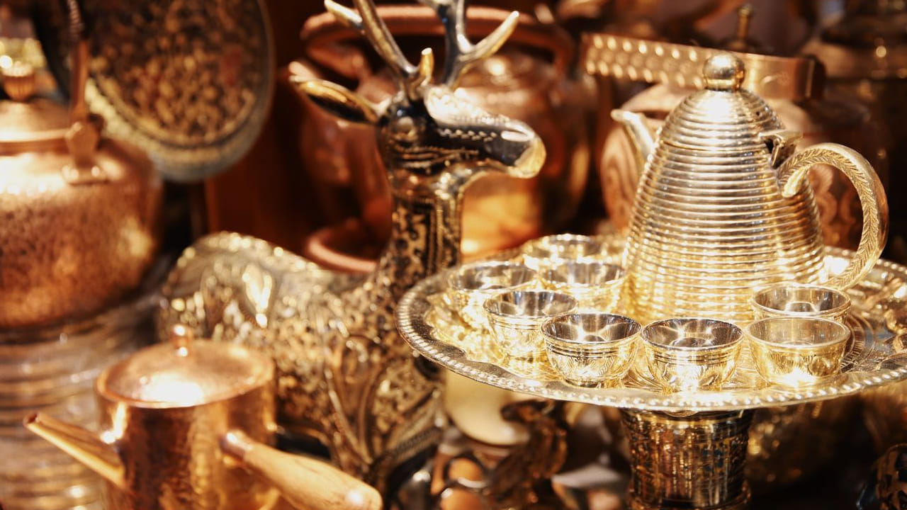 అలాగే ఇత్తడి, రాగి వంటి లోహాలు చాలా శక్తివంతమైనవి అందువలన వీటిని ఇంటి పూజ గదిలో ఈశాన్యం లేదా ఉత్తర దిశలో పెట్టడం చాలా మంచిది. ముఖ్యంగా ఇత్తడి గంటను ఉపయోగించి, ఉత్తర దిశలో పెట్టాలంట.