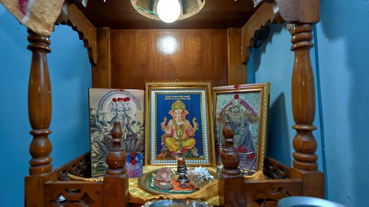 ఇక కొంత మంది  ఉదయం పూజ చేస్తే , మరికొంత మంది రాత్రి సమయంలో పూజ చేస్తుంటారు. అయితే వాస్తు శాస్త్రం ప్రకారం, సాయంత్రం వేళల్లో పూజ చేసిన తర్వాత పూజగది తలపులు మూసి వేయాలంట. రాత్రి సమయంలో ప్రార్థనా మందిరం డోర్స్ తెరిచి ఉండటం వలన వాస్తు దోషం కలుగుతుంది. ఇది మీ కుటుంబంలో అశాంతికి కారణం అవుతుంది. దీని వలన ఆర్థిక నష్టాలు, అనారోగ్య సమస్యల బారినపడాల్సి వస్తుందంట.