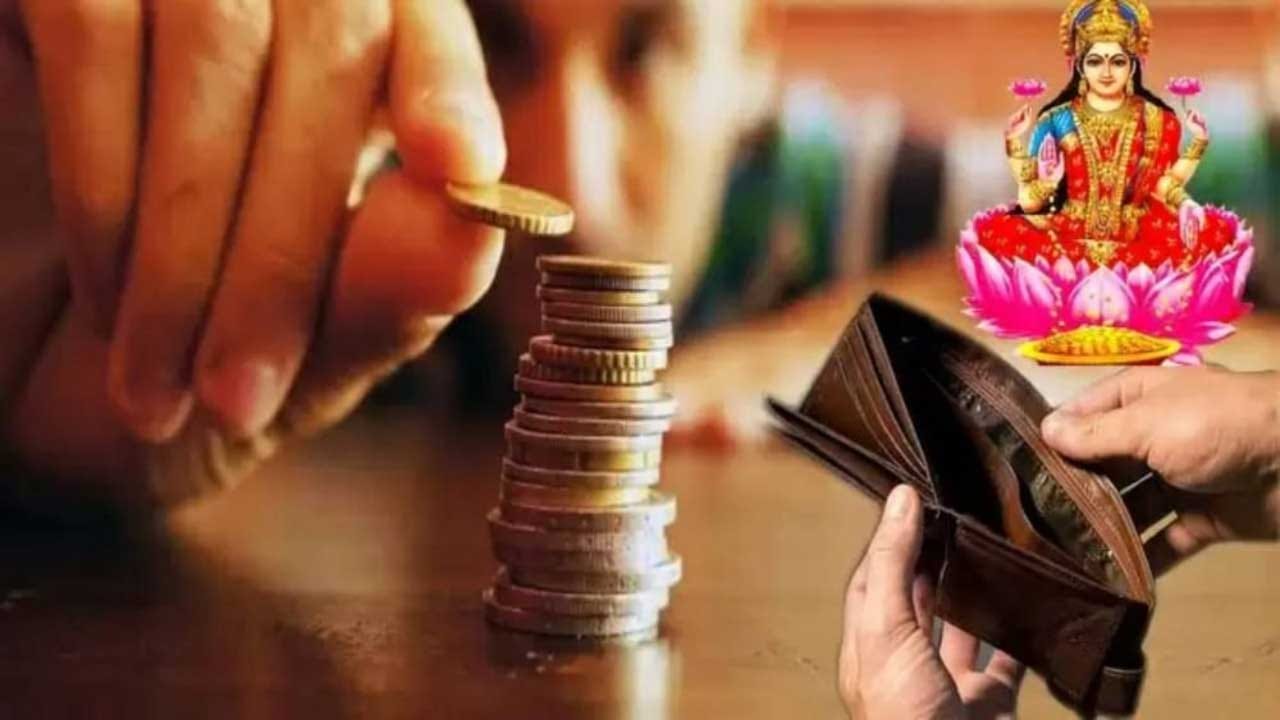 అయితే అలా ఇంటిలో ఉన్న వాస్తు దోషాన్ని తరిమికొట్టడానికి కొన్ని పరిహారాలు ఉన్నాయంట. వాటిని ప్రతి శని వారం లేదా మంగళవారాలు పాటించడం వలన వాస్తు దోషం తొలిగిపోతుందంట. వాస్తు దోషం ఉన్నవారు, ప్రతి మంగళ వారం, శని వారం ధూపం వెలిగించి, ఆ సువాసన ఇల్లు మొత్తం వ్యాపించేలా చేయాలంట. దీని వలన మనసుకు ప్రశాంతత కలుగుతుంది.