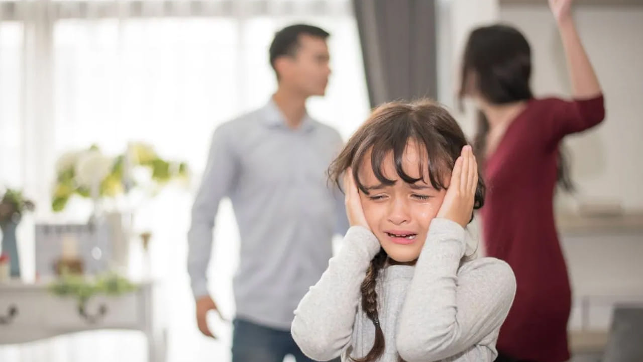 ఈ మధ్య కాలంలో విడాకులు అనేవి చాలా ఎక్కువ అవుతున్నాయి. సెలబ్రిటీల నుంచి కామన్ పీపుల్ వరకు చాలా మంది వివాహం జరిగిన కొద్ది రోజుల్లోనే డివోర్స్ తీసుకుంటున్నారు. అయితే ఇలా విడాకులు తీసుకోవడంలో కూడా వాస్తు దోషం ఉంటుందని చెబుతున్నారు వాస్తు నిపుణులు. కొన్ని వాస్తు చిట్కాలు పాటించడం వలన వాస్తు సమస్యలు అనేవి తొలిగిపోతాయంట.