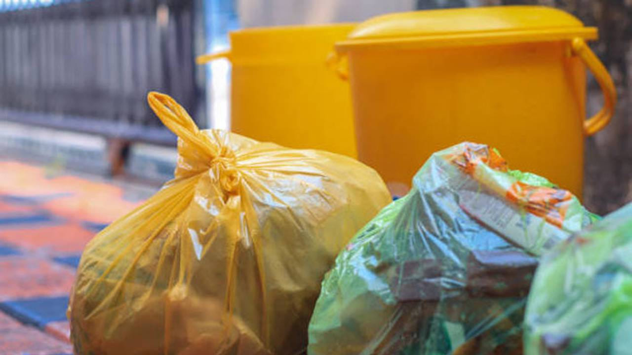 అదే విధంగా ఎట్టి పరిస్థితుల్లో చెత్త బుట్టను ప్రధాన ద్వారం వద్ద లేదా బాత్ రూమ్ వద్ద పెట్టకూడదంట.  దీని వలన అనేక సమస్యలు వస్తాయని చెబుతున్నారు వాస్తు నిపుణులు. ప్రధాన ద్వారం లేదా బాత్ రూమ్ వద్ద చెత్త బుట్టను పెట్టడం అశుభకరంగా భావిస్తారంట. ఇంటిలోపల గొడవలకు కారణం అవుతుందంట.