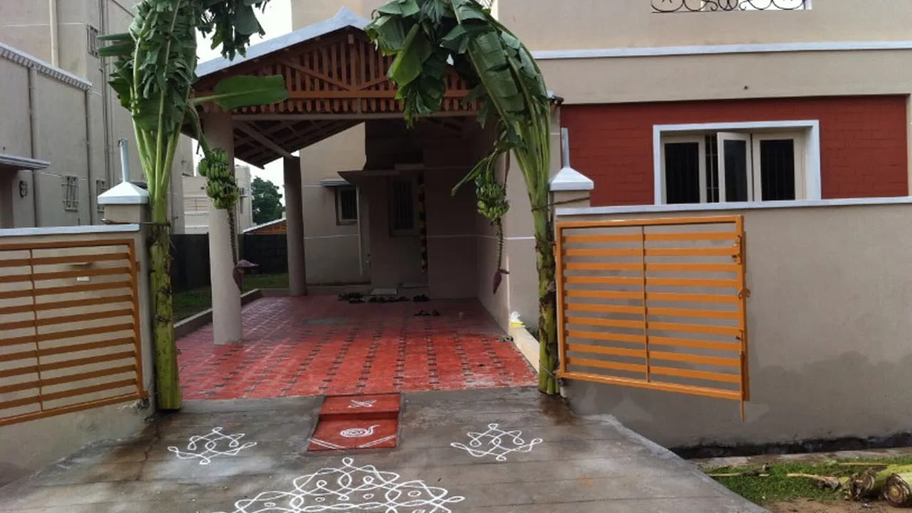 అందంగా ఇంటి ప్రధాన ద్వారం : కొత్త సంవత్సరంలో మీరు మీ కుటుంబ సభ్యులతో ఆనందంగా ఉండాలి అంటే, తప్పకుండా మీ ఇంటి ప్రధాన ద్వారాన్ని శుభ్రం చేసి అందంగా అలంకరించండి. దీని వలన మీ ఇంటిలోకి సానుకూల శక్తి ప్రవేశించి, కుటుంబ సభ్యులందరూ ఆనందంగా గడుపుతారు.