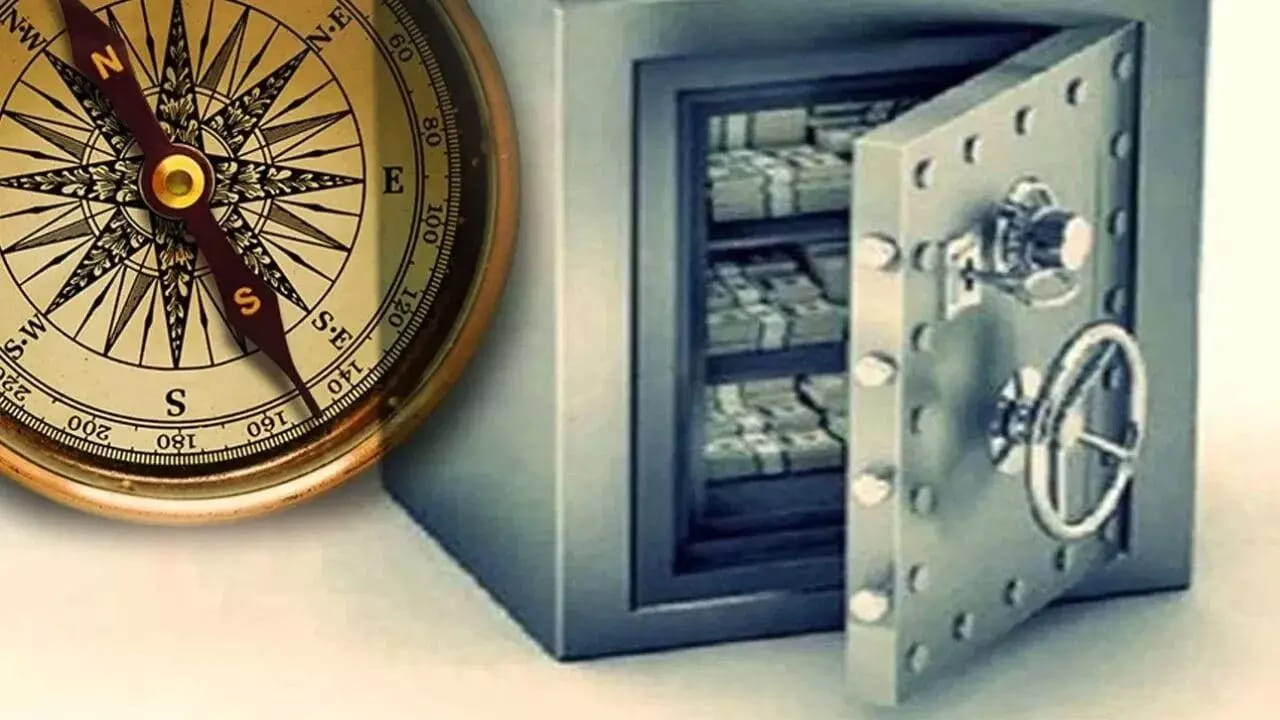 వాస్తు శాస్త్ర నిపుణులు, వాస్తు నియమాలు పాటించడం గురించి ఎంతో గొప్పగా తెలియజేస్తుంటారు. వాస్తు అనేది వ్యక్తి పురోగతి, కుటుంబంపై ప్రత్యేక ప్రభావం చూపుతుంది. అందుకే ప్రతి ఒక్కరూ వాస్తు నియమాలు పాటించాలి అంటారు. అయితే కొంత మంది ఎంత పని చేసినా ఇంటిలో డబ్బు నిలవకపోవడం, సంపద పెరగకపోవడం జరుగుతుంది. అయితే ఇంటిలో సంపద పెరిగి, లక్ష్మీదేవి అనుగ్రహం కలగాలి అంటే తప్పకుండా ఈ నాలుగు వస్తువులు మీ ఇంటిలో ఉండాలి  అంటున్నారు వాస్తు శాస్త్ర నిపుణులు. అవి ఏవో ఇప్పుడు చూద్దాం.