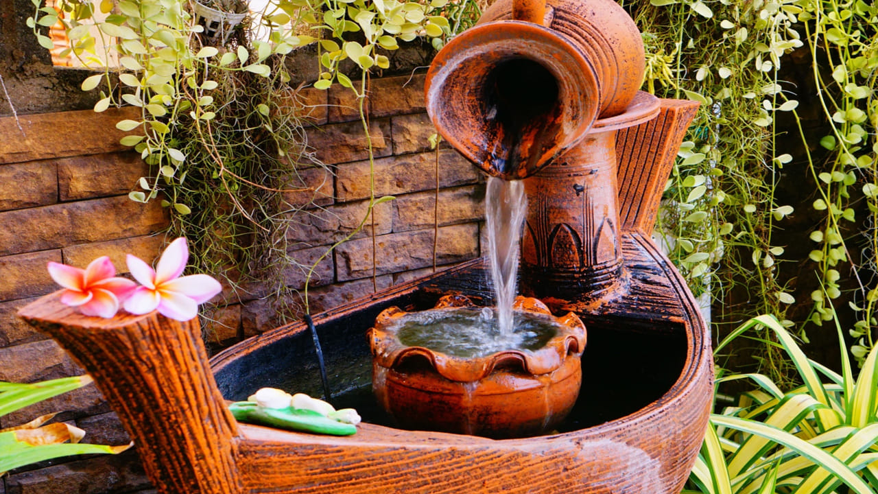 వాటర్ ఫౌంటెన్ : ఇంటిలో ప్రవహించే నీటి ఫౌంటెన్ ఉండటం చాలా శుభప్రదం అంటున్నారు వాస్తు శాస్త్ర నిపుణులు. ఇంటిలోని ప్రతి కూల శక్తిని తగ్గించి, సానుకూల శక్తిని పెంచుతాయి. అంతే కాకుండా,ఇది ఎవరి ఇంటిలోనైతే ఉంటుందో, వారికి డబ్బుకు లోటు ఉండదంట. ఆర్థికంగా, ఆరోగ్యపరంగా ఇది కలిసి వస్తుందని చెబుతున్నారు వాస్తు శాస్త్ర నిపుణులు.