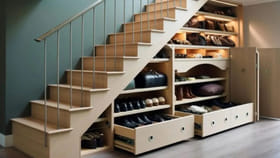 మీ ఇంటి మెట్ల కింద ఇవి ఉంటే వెంటనే తీసేయండి.. లేదంటే కష్టాలు..