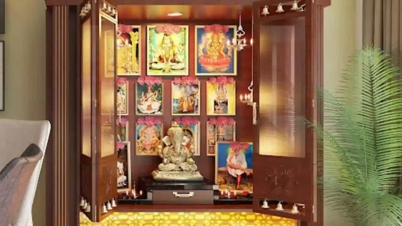 పూజా గదికి దూరంగా: దేవుడి గది లేదా పూజా స్థలం అత్యంత పవిత్రమైనది. అక్కడ కత్తులు, కత్తెర వంటి పదునైన వస్తువులను ఉంచడం వల్ల తీవ్రమైన వాస్తు దోషం ఏర్పడుతుంది. ఇది ఇంట్లోని ప్రశాంతతను దెబ్బతీస్తుంది. కత్తులు, కత్తెరలు చిన్న వస్తువులే కావచ్చు కానీ వాటిని సరైన పద్ధతిలో ఉంచడం ద్వారా ఇంట్లో ఒత్తిడి తగ్గి ఆనందం పెరుగుతుంది.