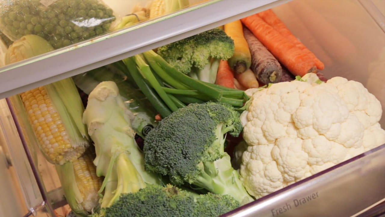 ఏ ఇతర కూరగాయలను ఫ్రిజ్‌లో నిల్వ చేయకూడదు?: పైన పేర్కొన్న కూరగాయలతో పాటు, మరికొన్ని కూరగాయలను శీతాకాలంలో ఫ్రిజ్‌లో నిల్వ చేయకూడదు.వాటిలో, కాలీఫ్లవర్ చాలా ముఖ్యమైనది. మీరు కాలీఫ్లవర్‌ను ఫ్రిజ్‌లో నిల్వ చేస్తే, దాని పువ్వులు త్వరగా ముడుచుకుంటాయి. దానిలోని పోషకాలు వృధా అవుతాయి. అదేవిధంగా, క్యారెట్‌లను శీతాకాలంలో ఫ్రిజ్‌లో నిల్వ చేయకూడదు. అధిక చలి కారణంగా, అవి కుంచించుకుపోయి దృఢత్వాన్ని కోల్పోతాయి. క్యారెట్ల రుచి మారుతుంది. మనం సాధారణంగా సిరప్ బాటిళ్లను తేనె లాగా ఫ్రిజ్‌లో నిల్వ చేస్తాము. శీతాకాలంలో మనం దీన్ని ఎప్పుడూ చేయకూడదు. మనం ఇలా చేసినప్పుడు, వాటి ఉష్ణోగ్రత గణనీయంగా పడిపోతుంది మరియు వాటి సహజ రుచి పోతుంది.