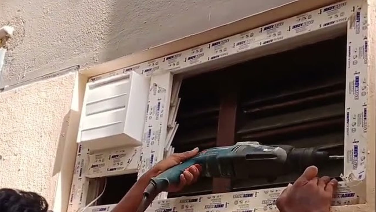 Hyderabad: మహిళ స్నానం చేస్తుండగా బాత్రూంలోని వెంటిలేటర్ నుంచి కనిపించిన లైట్.. పరిశీలించగా