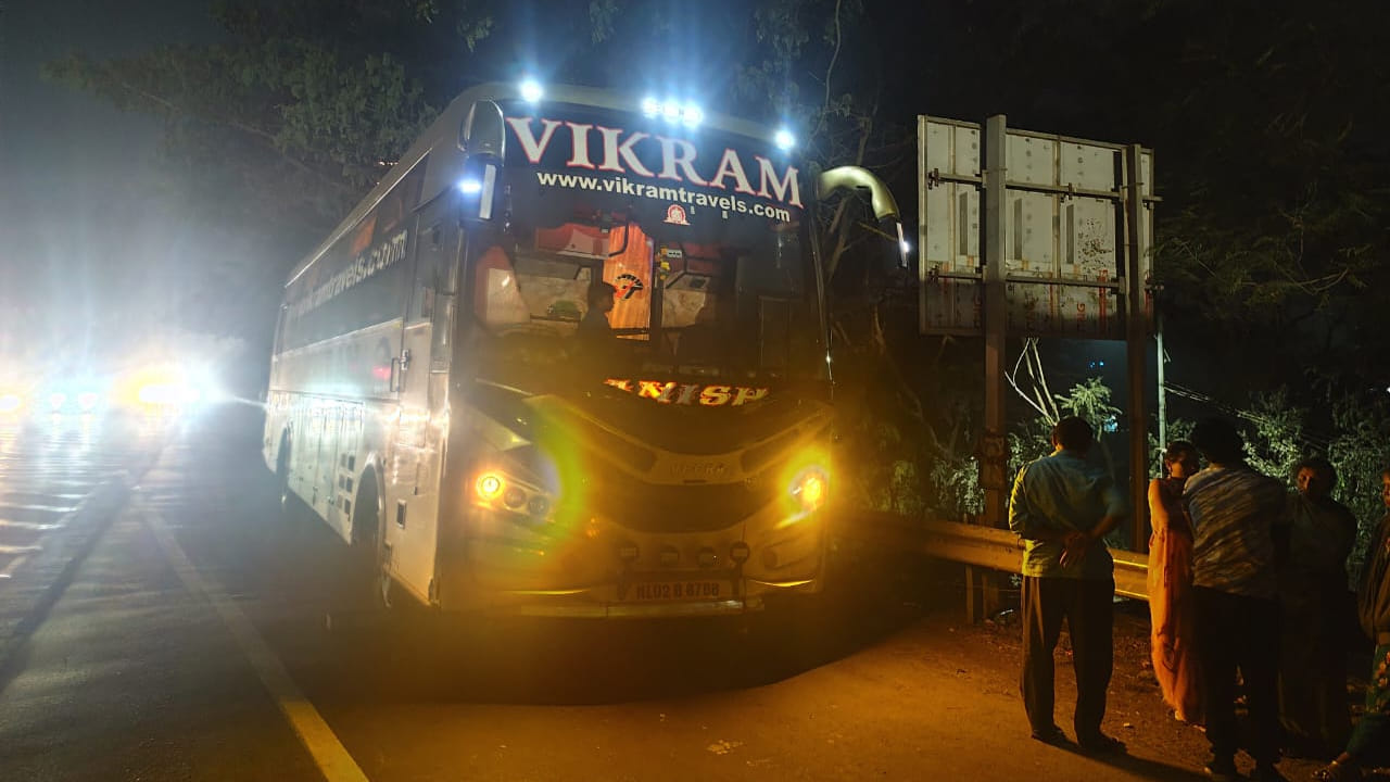 Vikram Travels: విక్రమ్ ట్రావెల్స్ నిర్వాకం.. గంటల తరబడి హైవేపై బస్సులోని ప్రయాణీకులు..
