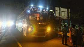 ఎముకలు కొరికే చలిలో నడిరోడ్డుపై ప్రయాణీకులు