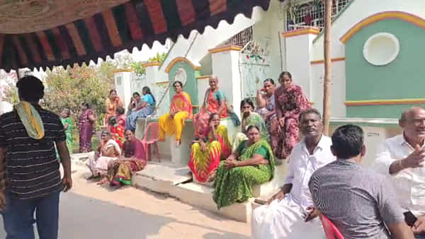 Andhra: పెళ్లి చేసుకునేటప్పుడు తెలియలేదారా..? నల్లగా ఉందని భార్యను అలా చేస్తావా..