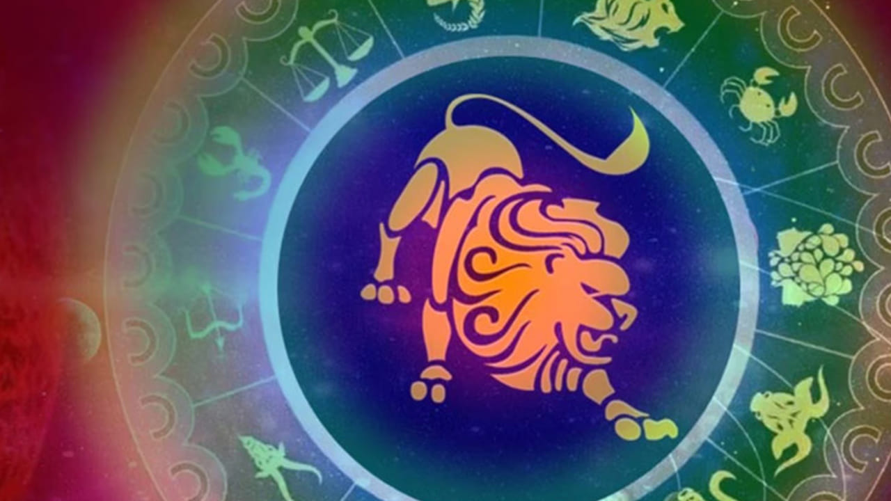 సింహ రాశి : సింహ రాశి వారికి అధిక రాజయోగం లేదా విప్రీత యోగం వలన ఆర్థికంగా అద్భుతంగా ఉండబోతుంది. వీరు ప్రతి పనిలో విజయం సాధిస్తారు. ఆర్థికంగా చాలా దృఢంగా ఉంటారు. వీరికి శని ఆరవ ఇంటిలో ఉండటం వలన ఏడవ ఇల్లుకు అధిపతి, అలాగే ఎనిమిదవ ఇంటిలో సంచారం వలన వృత్తి వ్యాపారల్లో కలిసి వస్తుంది. వ్యాపారాల్లో అత్యధిక లాభాలు అందుకుంటారు. సమాజంలో గౌరవ మర్యాదలు పెరుగుతాయి.