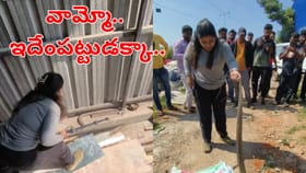వామ్మో.. అదేం పట్టుడక్కా.. పాములకే చుక్కలు చూపించావ్‌గా..