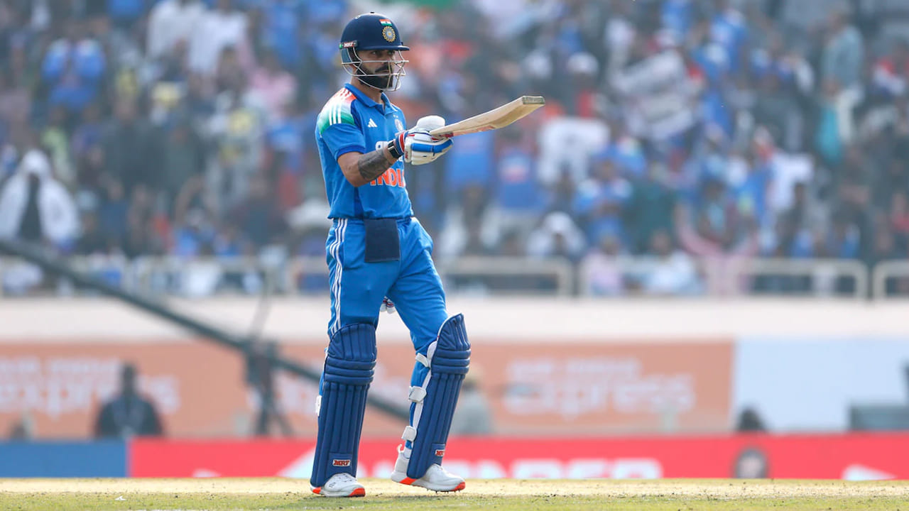 India vs South Africa: భారత స్టార్ క్రికెటర్ విరాట్ కోహ్లీ అభిమానులకు ఒక శుభవార్త వచ్చింది. దాదాపు 16 సంవత్సరాల తర్వాత కోహ్లీ దేశవాళీ క్రికెట్ టోర్నమెంట్ అయిన 'విజయ్ హజారే ట్రోఫీ'లో ఆడనున్నారు. ఈ విషయాన్ని ఢిల్లీ, డిస్ట్రిక్ట్ క్రికెట్ అసోసియేషన్ (DDCA) అధ్యక్షుడు రోహన్ జైట్లీ ధృవీకరించారు.