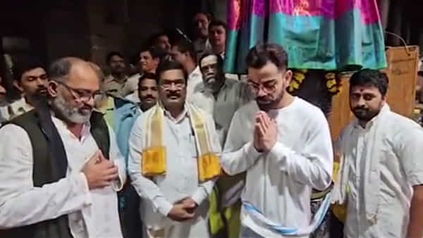Vizag: సింహాద్రి అప్పన్నను దర్శించుకున్న విరాట్ కోహ్లీ