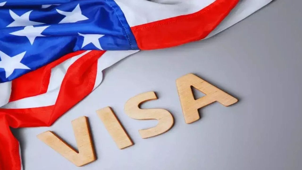 జనవరి నుంచి ఇప్పటివరకు సుమారు 85 వేల వీసాలు రద్దయ్యాయని అమెరికా స్టేట్ డిపార్ట్మెంట్ వెల్లడించింది. అక్రమ వలసలు, నేరాలు, ట్రాఫిక్ ఉల్లంఘనలు వంటి అంశాలపై ట్రంప్ ప్రభుత్వం కఠినంగా వ్యవహరిస్తోంది. అదే సమయంలో హెచ్-1బీ వీసా దరఖాస్తుదారుల లింక్‌డిన్ ప్రొఫైళ్లు, రెజ్యూమెలను కూడా సమీక్షించాలని దౌత్యవేత్తలకు ఆదేశాలు జారీ చేసింది. అమెరికా పౌరుల భద్రతే లక్ష్యంగా ఈ చర్యలు తీసుకున్నట్లు స్టేట్ డిపార్ట్మెంట్ స్పష్టం చేస్తుండటంతో, వర్కింగ్ వీసాలపై ఆధారపడిన లక్షల మంది భవితవ్యంపై ఆందోళన నెలకొంది.