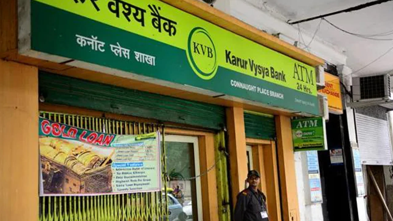 కరూర్ వైశ్యా బ్యాంక్ కూడా ఆర్బీఐ నిర్ణయంతో MCLRను 10 బేసిస్ పాయింట్లు తగ్గిస్తూ నిర్ణయం తీసుకుంది. 9.55 నుంచి 9.45 శాతానికి తగ్గించింది. డిసెంబర్ 7 నుంచి కొత్తవి అమల్లో ఉన్నాయిప. అటు బ్యాంక్ ఆఫ్ మహారాష్ట్ర కూడా వడ్డీ రేట్లను తగ్గించి డిసెంబర్ 6 నుంచి అమలు చేస్తోంది.