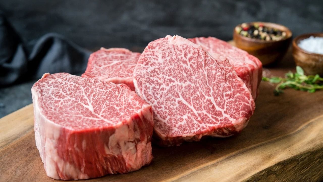 వాగ్యు బీఫ్: ఇది జపాన్‌కు చెందిన ఒక ప్రత్యేకమైన పశువు జాతి మాంసం. ఇది దాని మృదువైన, అద్భుతమైన రుచికి ప్రపంచవ్యాప్తంగా ప్రసిద్ధి చెందింది. ఈ పశువులను చాలా కఠినమైన నియమాల ప్రకారం, ప్రత్యేక వాతావరణంలో పెంచుతారు. అందుకే వీటి మాంసానికి అంత డిమాండ్ ఉంటుంది. నిజమైన జపనీస్ వాగ్యు బీఫ్ ధర కిలోకు 40 నుండి 50 వేల రూపాయల వరకు ఉంటుంది.