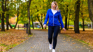 గంటకి ఓసారి 5 నిమిషాలు నడిస్తే.. 5 లాభాలు.. అనారోగ్యం ఇక ఖతం..