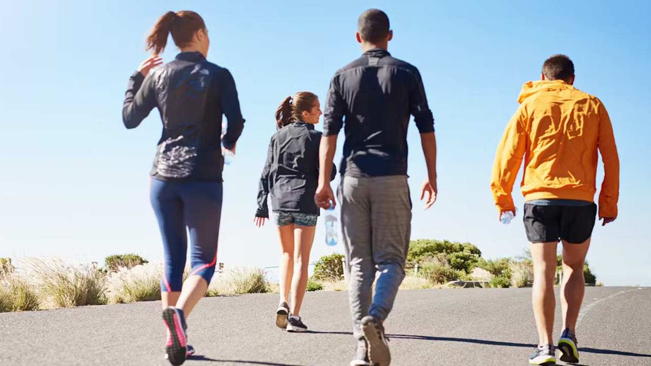 ప్రతి గంటకు 5 నిమిషాలు ఎందుకు నడవాలి? మనం రోజంతా ఒకే చోట కూర్చుని పని చేస్తాము. అలా జరిగినప్పుడు, కాళ్ళ కండరాలు బిగుతుగా మారుతాయి. వాటికి వశ్యత ఉండదు. ఇది ఇన్సులిన్ నిరోధకత ఉన్నవారికి పరిస్థితిని మరింత దిగజారుస్తుంది. ఈ ఐదు నిమిషాల నడక మీకు సరళంగా, ఆరోగ్యంగా ఉండటానికి సహాయపడుతుంది. ఉద్యోగాల మధ్య గంటకు ఒకసారి ఐదు నిమిషాల నడకకు సమయం లేదని చెప్పే వారు ఎవరూ లేరు.