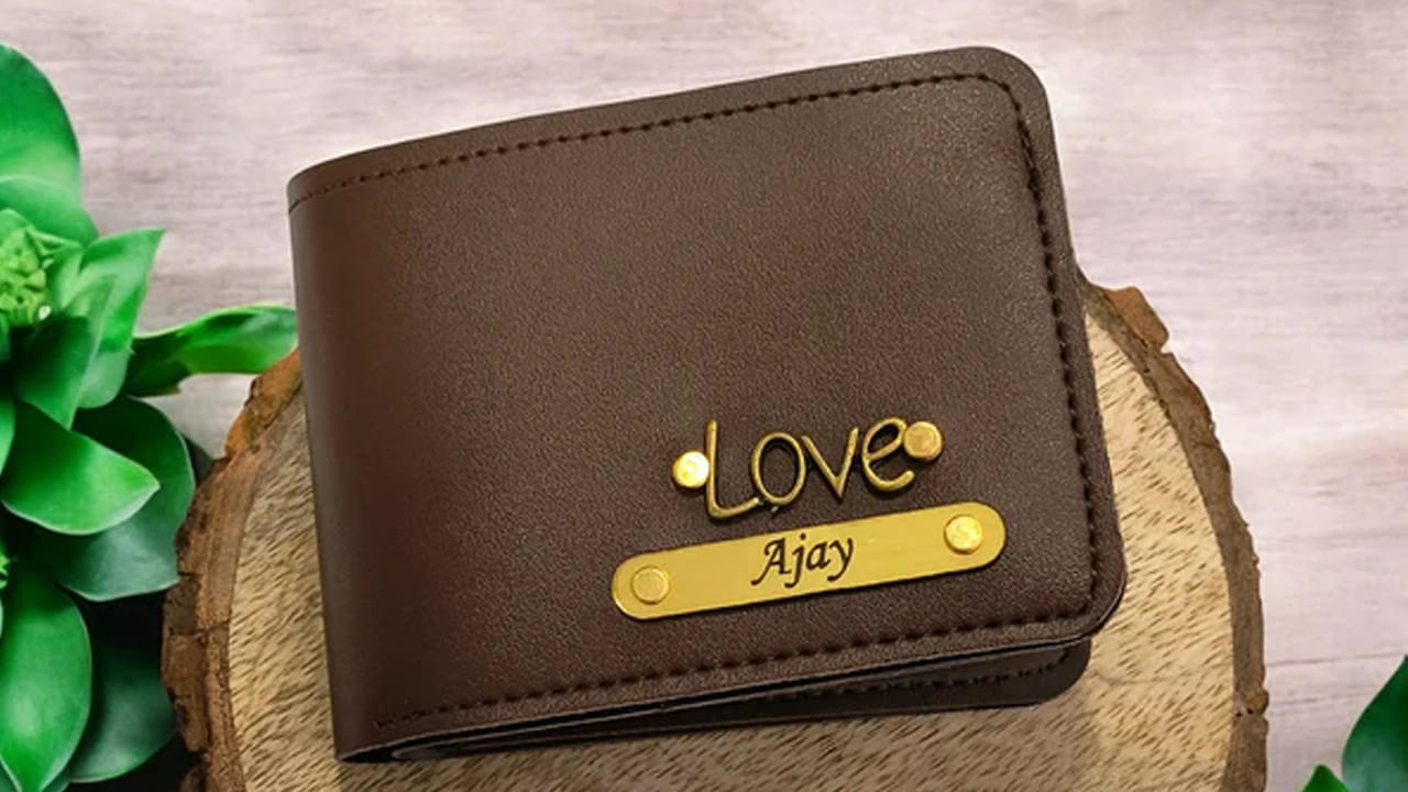 ఖాళీ వాలెట్ లేదా పర్స్:  ఖాళీ వాలెట్ లేదా పర్స్ ఖాళీ జేబులను సూచిస్తుంది. వాస్తు సూత్రాలలో, ఎవరికైనా ఖాళీ వాలెట్ లేదా పర్స్ ఇస్తే, అది పరోక్షంగా ఇచ్చేవారి పేదరికం లేదా ఆర్థిక సమస్యలను బదిలీ చేస్తుంది. మీరు ఎవరికైనా వాలెట్/పర్స్ ఇవ్వాలనుకుంటే, అందులో కొద్ది మొత్తంలో డబ్బు ఉంచండి. 