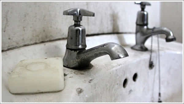 Wash Basin Cleaning Tips: మీ వాష్ బేసిన్ ట్యాప్పై మొండి మరకలు పోవాలా? అద్భుతమైన ట్రిక్స్!