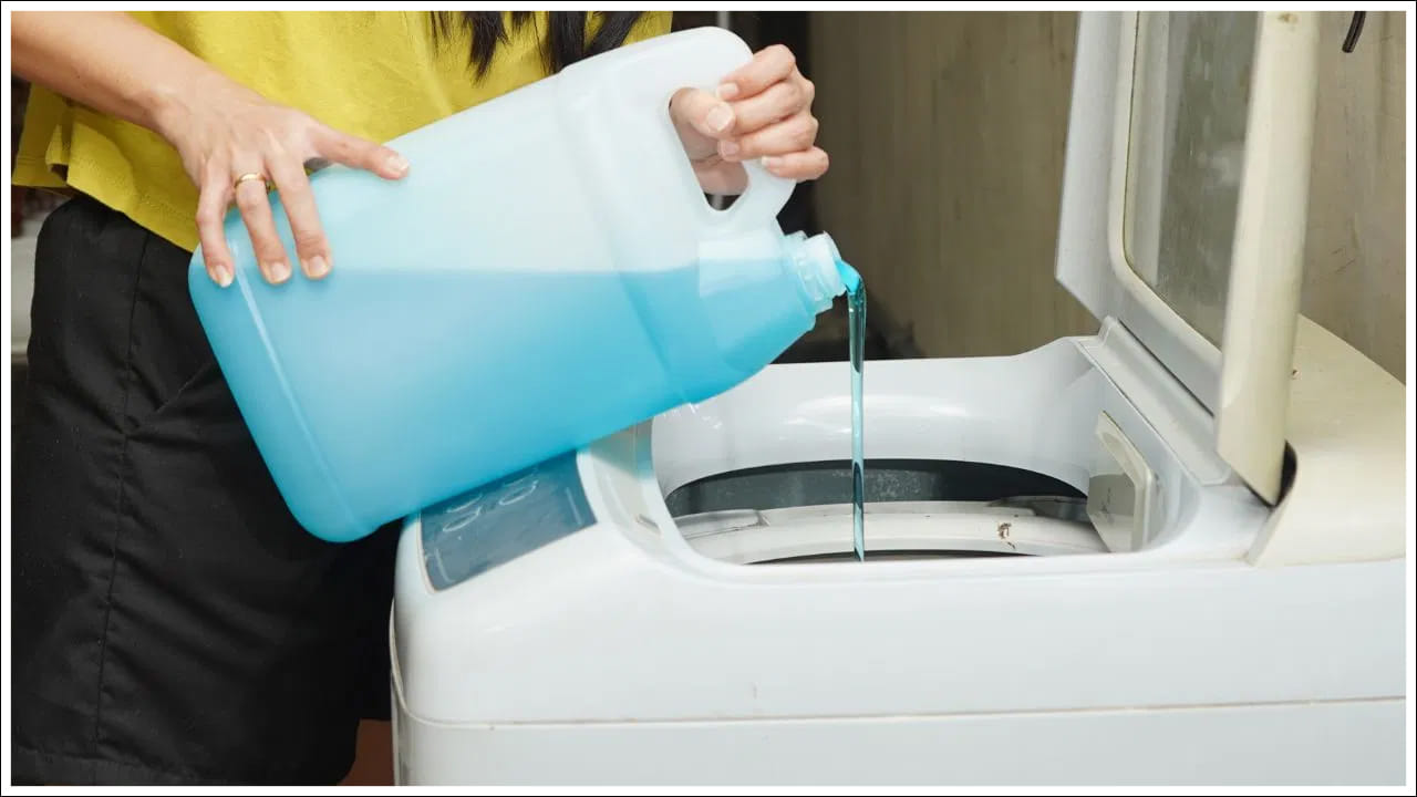 వాషింగ్ మెషీన్లో అత్యధికంగా ఉపయోగించే విద్యుత్తు నీటిని వేడి చేయడానికి, మీరు వేడి నీటికి బదులుగా చల్లటి నీటితో బట్టలు ఉతికితే మీ విద్యుత్ బిల్లులో చాలా ఆదా చేసుకోవచ్చు. నేటి డిటర్జెంట్లు చల్లటి నీటిలో కూడా సమర్థవంతంగా పనిచేస్తాయి. చాలా బట్టలకు వేడి నీరు అవసరం లేదు. చాలా మురికిగా లేదా బాగా తడిసిన బట్టలకు మాత్రమే వేడి నీటిని వాడండి. చల్లటి నీటితో ఉతకడం వల్ల ప్రతిసారీ మీ విద్యుత్లో 70 నుండి 80 శాతం ఆదా అవుతుంది.