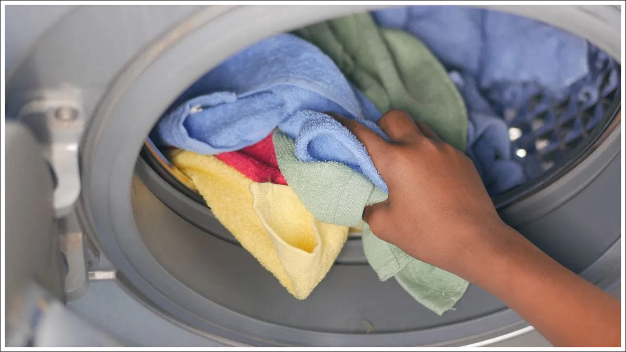 ఎక్కువ లోడ్స్తో వాషింగ్మెషీన్ను నడపడం పెద్ద తప్పు. వాషింగ్మెషీన్లో ఓవర్లోడ్ చేయకుండా జాగ్రత్త వహించండి. ఈ రోజుల్లో చాలా కొత్త వాషింగ్ మెషీన్లు శక్తి పొదుపు లేదా ఎకో మోడ్తో వస్తాయి. కొన్ని LG మెషీన్లు కూడా ఎకో-హైబ్రిడ్ ఫీచర్ను కలిగి ఉంటాయి. ఇది స్వయంచాలకంగా నీరు, ఉష్ణోగ్రత, వాషింగ్ సమయాన్ని తగ్గిస్తుంది. ఈ మోడ్ బట్టలు బాగా శుభ్రపరుస్తుంది. విద్యుత్తును కూడా ఆదా చేస్తుంది. మీ మెషీన్లో ఈ ఫీచర్ ఉంటే, ఎల్లప్పుడూ దీన్ని ఉపయోగించండి. పాత మెషీన్లలో కూడా క్విక్ వాష్ లేదా ఎకో ప్రోగ్రామ్ ఉంటుంది. దాన్ని ఎంచుకోండి.