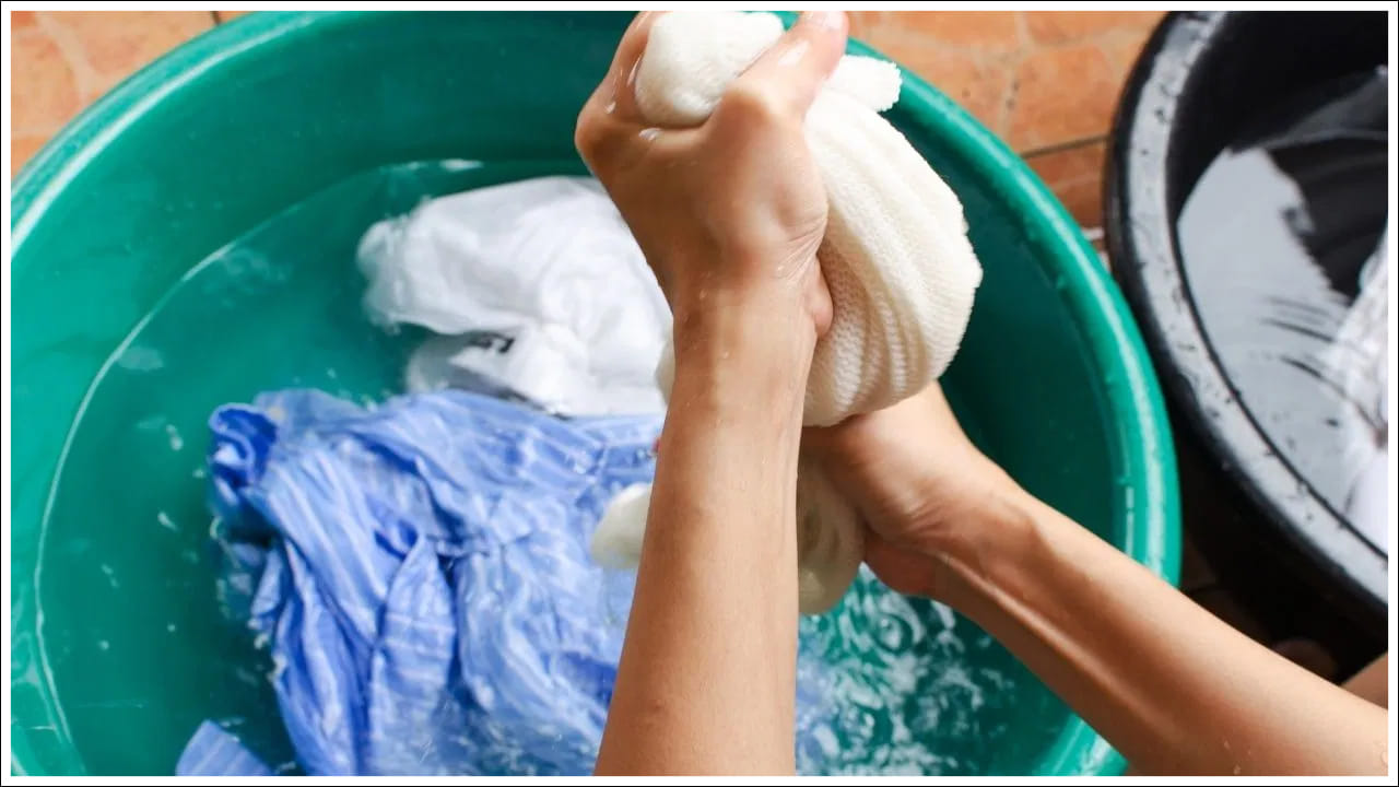 యంత్రాన్ని శుభ్రంగా, మంచి స్థితిలో ఉంచడం వల్ల విద్యుత్ వినియోగం కూడా తగ్గుతుంది. ప్రతి 10 నుండి 15 సార్లు ఉతికిన తర్వాత యంత్రం ఫిల్టర్ను శుభ్రం చేయండి. ఫిల్టర్ మురికితో మూసుకుపోతే యంత్రం మరింత కష్టపడి పనిచేయాలి. ఎక్కువ విద్యుత్తును ఉపయోగించాలి. యంత్రాన్ని సమతల ఉపరితలంపై ఉంచండి. డోర్ రబ్బరును క్రమం తప్పకుండా శుభ్రం చేయండి. వేడి వాటర్, వెనిగర్తో సంవత్సరానికి ఒకసారి యంత్రాన్ని ఖాళీగా నడపండి. ఇది యంత్రాన్ని లోపలి నుండి శుభ్రంగా ఉంచుతుంది. చాలా కాలం పాటు బాగా పనిచేయడానికి సహాయపడుతుంది. గమనిక: ఇక్కడ అందించిన సమాచారం మీ అవగాహన కోసమే. ఏదైనా టెక్నిక్ని ప్రయత్నించే ముందు నిపుణుల సలహా తీసుకోవడం ముఖ్యం.