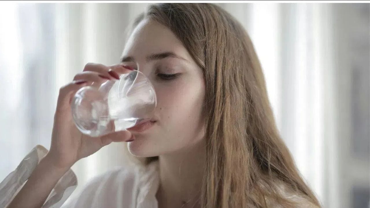 బరువు తగ్గడానికి చాలా మంది జిమ్కు వెళ్లడం, రకరకాల డైట్లను ఫాలో అవ్వడం చేస్తుంటారు. కానీ మన శరీరానికి ఎంతో ముఖ్యమైన నీటి విషయంలో మాత్రం సరిగ్గా శ్రద్ద వహించరు. ఒక వేళ మీరు బరువు తగ్గాలని చూస్తుంటే.. ఆహారంతో పాటు నీరు త్రాగే విధానంపై కూడా ప్రత్యేక శ్రద్ధ వహించాల్సి ఉంటుంది. భోజనానికి ముందు, తరువాత సరైన విధానంలో నీటిని తీసుకోవడం వల్ల శరీరంలో పేరుకుపోయిన కొవ్వు వేగంగా కరుగుతుందని నిపుణులు చెబుతున్నారు.