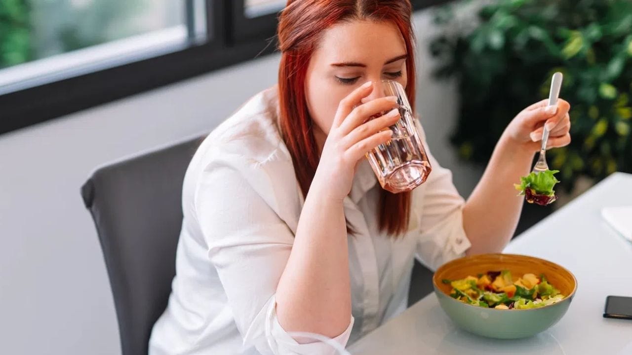 హెల్త్లైన్ ప్రకారం: నీరు త్రాగడం వల్ల కేలరీలు వేగంగా కరుగుతాయి. అలాగే ఆకలి కూడా తగ్గుతుంది. అందుకే బరువు తగ్గాలనుకునే వారికి నీరు ఎక్కవ తాగలని డాక్టర్లు సజెస్ చేస్తూ ఉంటారు. అయితే కేవలం నీటిని తాగడం వల్లనే కాదు.. దానికి తోడు మీకు సరైన జీవనశైలిని మీరు మెయింటెన్ చేయాలి. మీరు వారానికి 5 నుండి 6 రోజులు కనీసం అరగంట వ్యాయామం చేస్తేనే వాటి ఫిలితాలను పొందగలరని నిపుణులు చెబుతున్నారు.