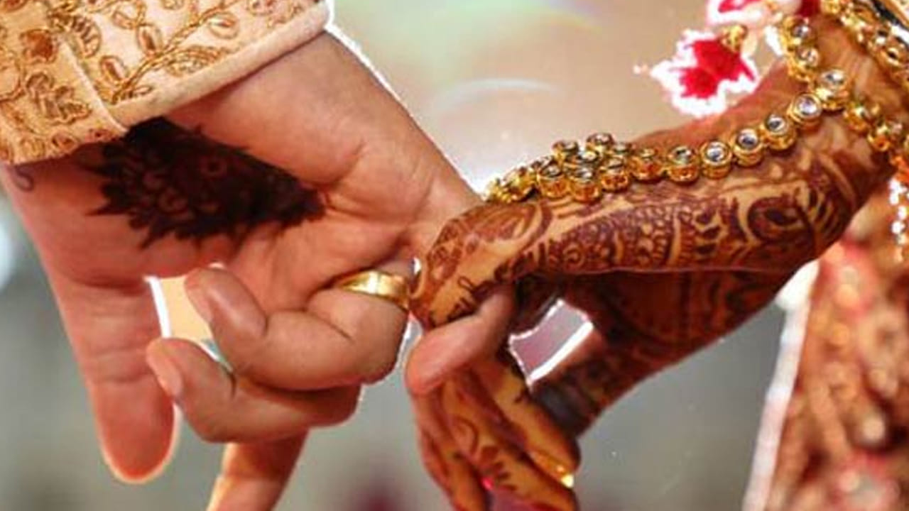 ఈ సమయంలో ప్రేమ, వివాహం వాటితో ముడిపడి ఉన్న శుక్ర గ్రహం చాలా బలహీనంగా ఉంటుంది. అందువలన వివాహాలకు ఇది మంచి సమయం. కాదు, అయితే డిసెంబర్ నెల పూర్తి అయ్యి, జనవరి రాబోతుంది. 2026 కొత్త సంవత్సరం ప్రారంభం కాబోతుంది. దీంతో చాలా మంది జనవరిలో వివాహ ముహుర్తాలు ఉన్నాయా అని ఆశగా ఎదురు చూస్తుంటారు. అయితే వారి కోసమే ఈ సమాచారం.