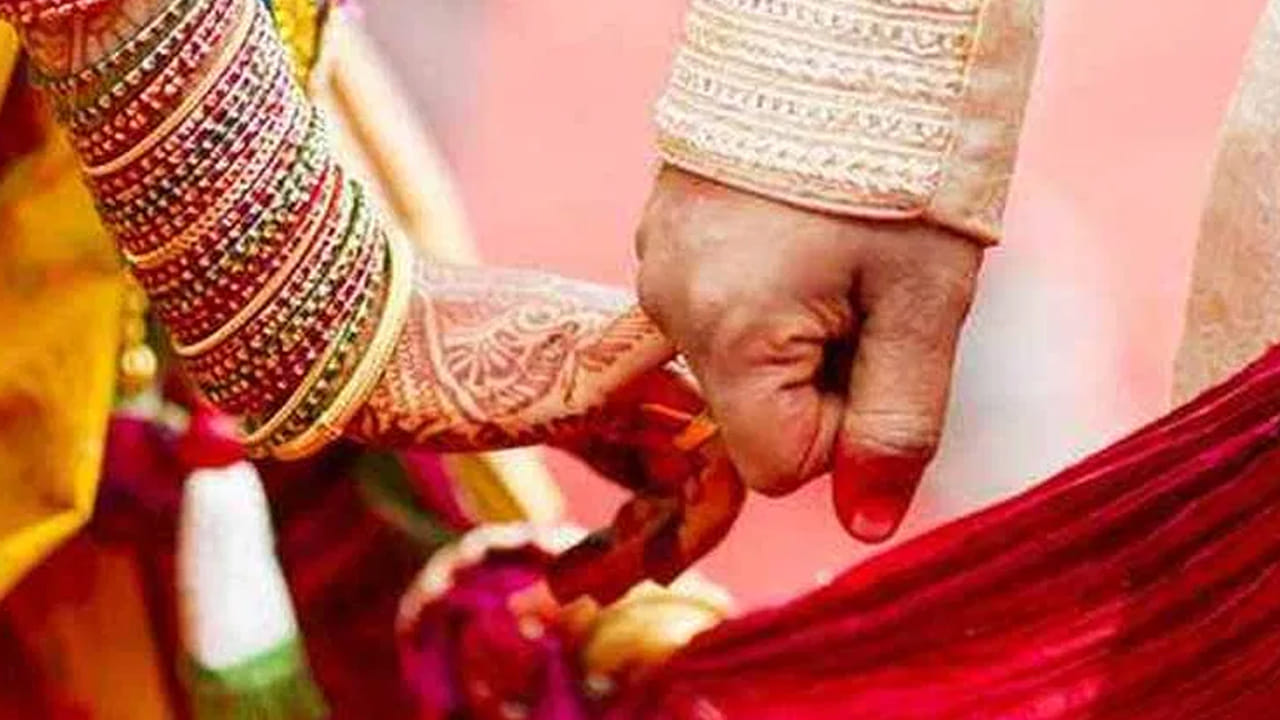 పంచాంగం ప్రకారం , ఫిబ్రవరి నెలలో 12 శుభ వివాహ ముహూర్తాలు ఉన్నాయంట. అందులో ఫిబ్రవరి 20, ఉత్తర భాద్రపద, తిథి తృతీయ , శుక్ర వారం వివాహానికి మంచి రోజు. అదే విధంగా ఫిబ్రవరి 24, మంగళ వారం, ఫిబ్రవరి 25, బుధ వారం, ఫిబ్రవరి 26 గురువారం, ఫిబ్రవరి 27 శుక్రవారం వివాహాలకు మంచి సమయం. నోట్ : పై సమాచారం కేవలం ఇంటర్నెట్ ఆధారంగా ఇవ్వడం జరిగింది. టీవీ9 తెలుగు దీనిని ధృవీకరించలేదంట.