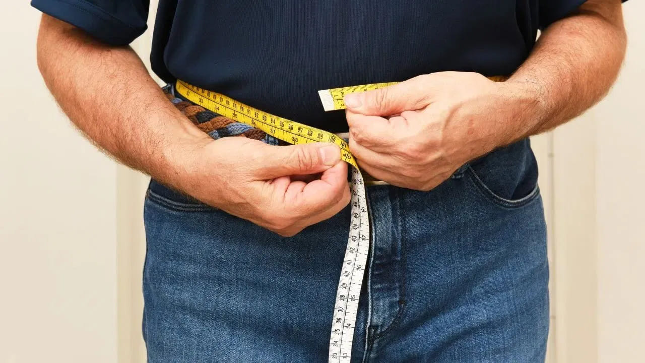 చాలా మంది అల్పాహారం మానేస్తే కేలరీలు తగ్గి బరువు తగ్గుతామని భావిస్తారు. కానీ సోషల్ మీడియాలో వచ్చే ఈ వార్తలు పూర్తిగా అవాస్తవం. ఉదయం పూట ఏమీ తినకపోవడం వల్ల మధ్యాహ్నానికి ఆకలి విపరీతంగా పెరుగుతుంది. దీనివల్ల భోజన సమయంలో తెలియకుండానే ఎక్కువ ఆహారం తీసేసుకుంటారు. తీవ్రమైన ఆకలి వల్ల మనసు ఫాస్ట్ ఫుడ్, స్నాక్స్ లేదా స్వీట్ల వైపు మొగ్గు చూపుతుంది.
