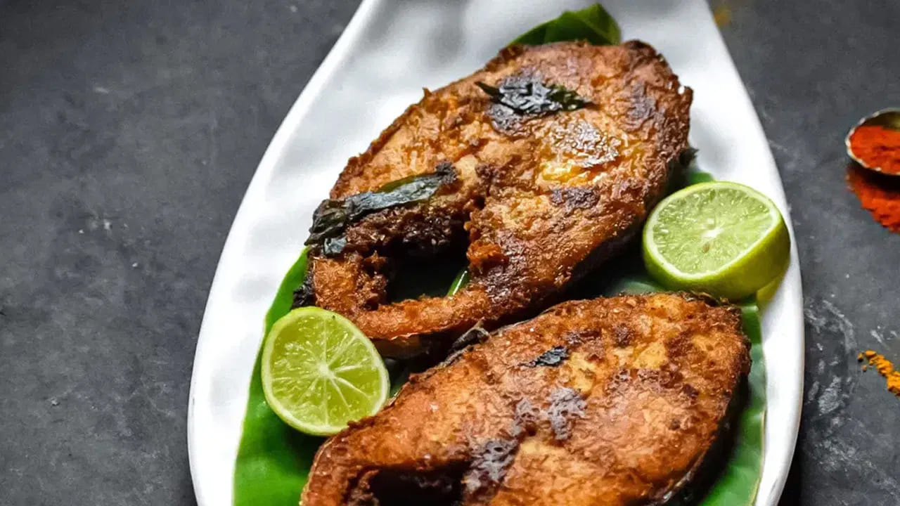 చేపలను తేలికగా, ఆరోగ్యకరమైన పద్ధతిలో తినడం చాలా ముఖ్యం. మీ రోగనిరోధక శక్తిని పెంచుకోవడానికి, చేపలను సరైన పరిమాణంలో, సరైన కాంబినేషన్లో తినడం చాలా ముఖ్యం. ఈ జాగ్రత్తలు పాటిస్తేనే చేపల వల్ల పూర్తి ఆరోగ్య ప్రయోజనాలు పొందవచ్చు.