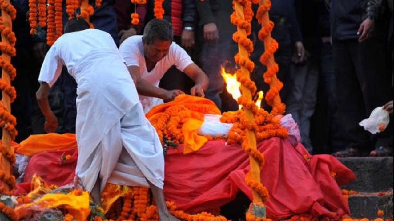 మరణం అనేది సహజం. పుట్టిన ప్రతి జీవి మరణించక తప్పదు, మరణించిన ప్రతి జీవి పుట్టక తప్పదు అనే నానుడి ప్రతి ఒక్కరికీ తెలిసిందే. అందుకే చావు పుట్టుకలు అనేవి కామన్. కానీ కుటుంబంలో ఎవరైన మరణిస్తే ఆ బాధ వర్ణనాతీతం. ఆ కుటుంబం మొత్తం తీవ్రమైన దుఃఖంలో కూరుకుపోతుంది. చనిపోయిన వారికి అంత్యక్రియలు నిర్వహించి, 13 రోజుల పాటు వారి కార్యక్రమాలు నిర్వహిస్తుంటారు.