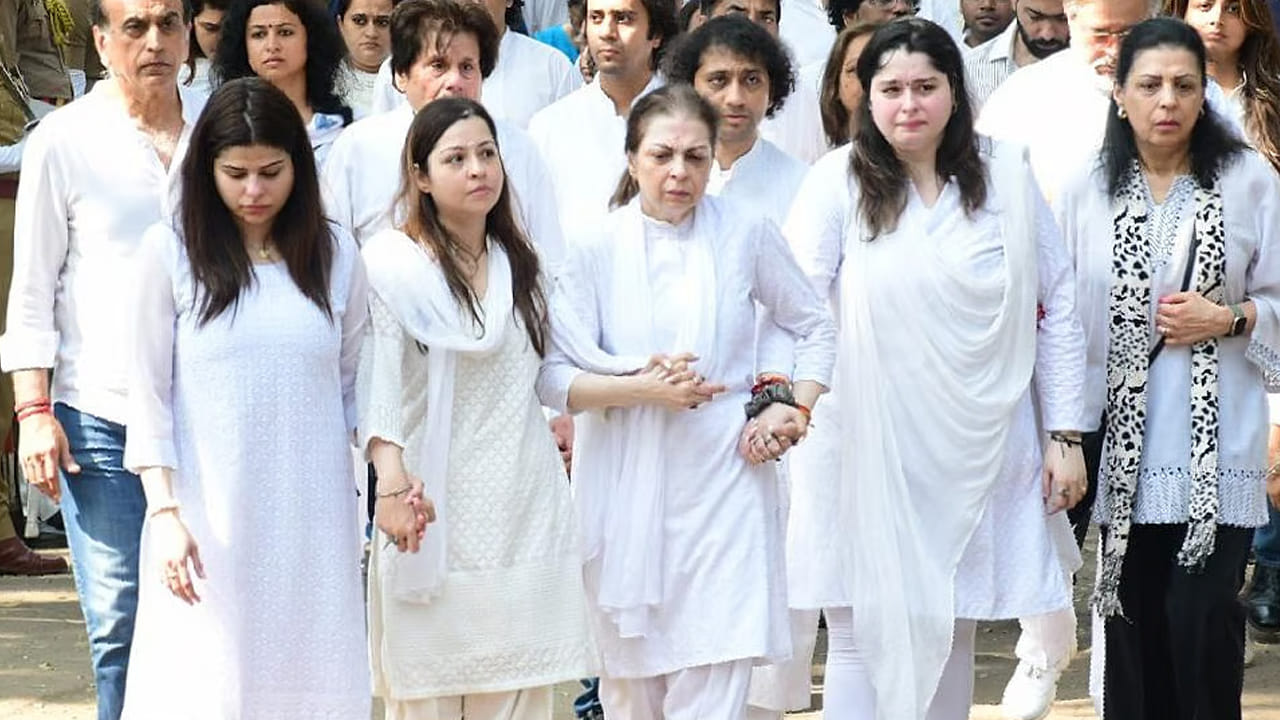 అంత్యక్రియల సమయంలో కుటుంబ సభ్యులు తెల్లటి వస్త్రాలు ధరించడం వెనుక ఆ చార సంప్రదాయం ఉంది. తెలుపు రంగు అనేది శాంతి, స్వచ్ఛత, ఆధ్యాత్మిక శక్తిని సూచిస్తుంది. అందువలన ఇలాంటి విచారకరమైన సందర్భాల్లో తెల్లటి వస్త్రాలు ధరిస్తారంట.