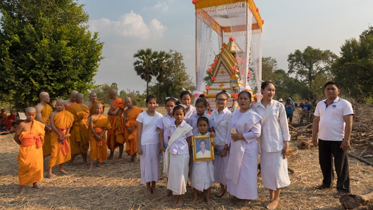 తెల్లని దుస్తులు ధరించడం వలన దుఃఖ సమయంలో కుటుంబ సభ్యుల మనస్సును ప్రశాంత పరిచి, మానసిక శాంతి కలుగుతుందంట. అలాగే హిందూ మతం ప్రకారం సత్యం, జ్ఞానం, సద్భావన అనే వాటిని తెలుపు రంగు సూచిస్తుంది కాబట్టి, దానికి చిహ్నంగా తెలుపు రంగు దుస్తులు ధరిస్తారంట.