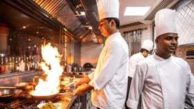 దేశంలో అత్యంత సంపన్నుడైన చెఫ్‌ ఇతనే నట..ఆయన ఆస్తుల విలువ తెలిస్తే