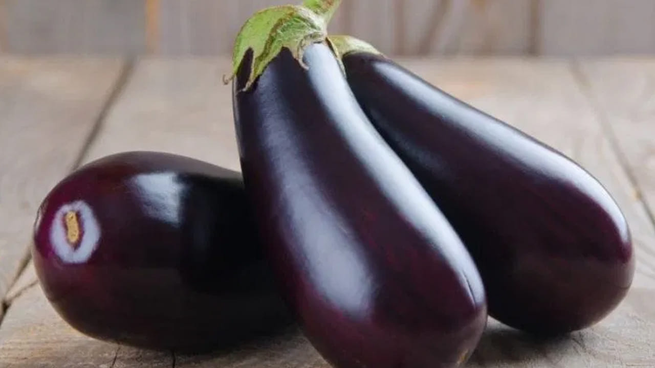 రక్తహీనత ఉన్నవారు: వంకాయ తొక్కలో నాసునిన్ అనే యాంటీ ఆక్సిడెంట్ ఉంటుంది. ఇది శరీరంలోని ఐరన్తో బంధాన్ని ఏర్పరుస్తుంది. దీనివల్ల శరీరం ఐరన్ గ్రహించే సామర్థ్యం తగ్గుతుంది. రక్తహీనతతో బాధపడేవారు వంకాయను అతిగా తింటే ఐరన్ లోపం మరింత తీవ్రమయ్యే ప్రమాదం ఉంది.