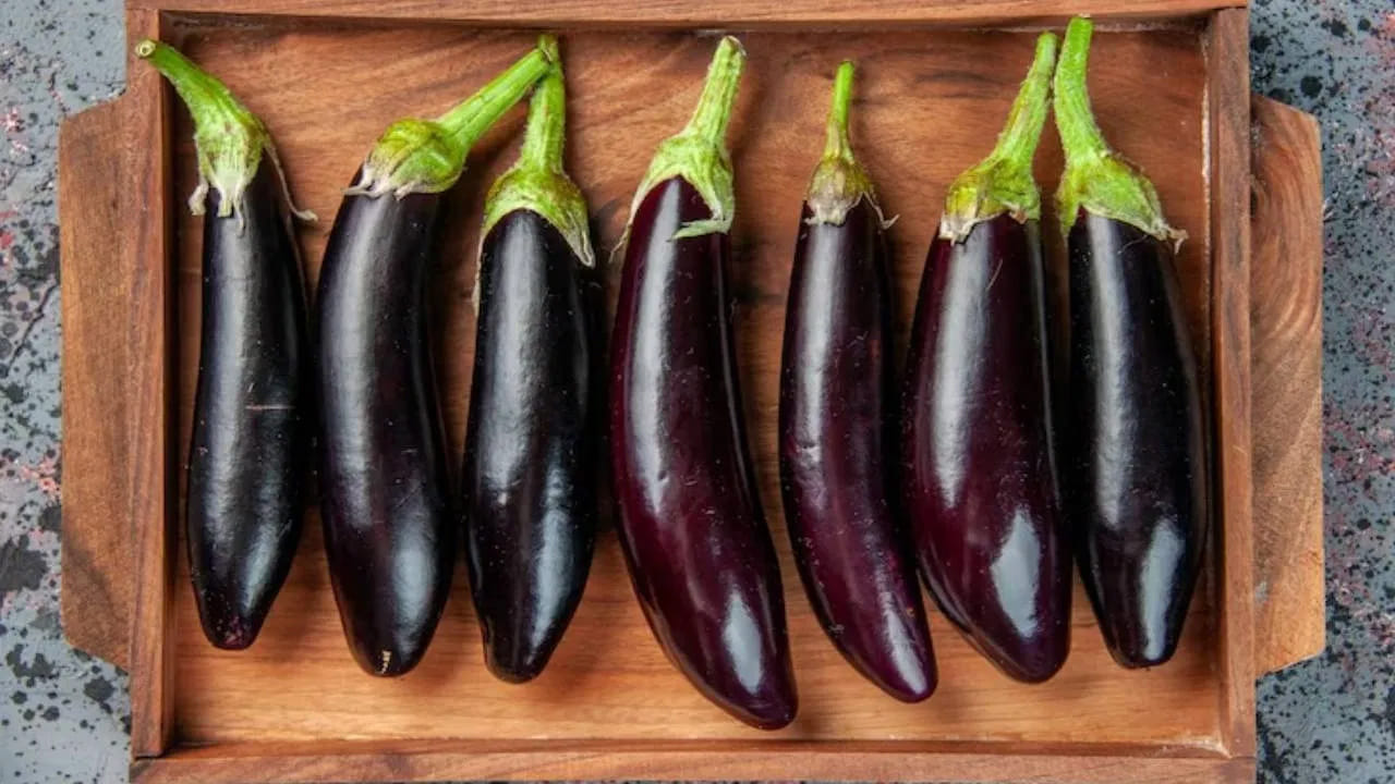 జీర్ణసమస్యలు: వంకాయలో ఫైబర్ ఎక్కువగా ఉంటుంది. ఇది సాధారణంగా మంచిదే అయినా ఇరిటబుల్ బవెల్ సిండ్రోమ్ లేదా సున్నితమైన జీర్ణ వ్యవస్థ ఉన్నవారికి ఇది కడుపు ఉబ్బరం, గ్యాస్ లేదా అసౌకర్యాన్ని కలిగిస్తుంది.