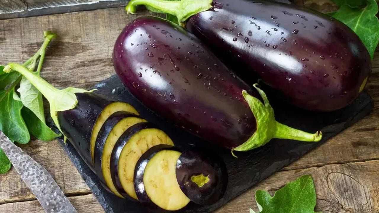 కిడ్నీ స్టోన్స్ ఉన్నవారు: వంకాయలో ఆక్సలేట్లు మితంగా ఉంటాయి. మూత్రపిండాల్లో రాళ్ల సమస్యతో బాధపడేవారు వీటిని ఎక్కువగా తీసుకుంటే, రాళ్లు ఏర్పడే ప్రక్రియ వేగవంతం అవుతుంది. కిడ్నీ సమస్యలు ఉన్నవారు వంకాయను ఉడకబెట్టడం లేదా ఆవిరిపై ఉడికించడం వంటి పద్ధతుల ద్వారా ఆక్సలేట్ స్థాయిలను తగ్గించి తినవచ్చు.